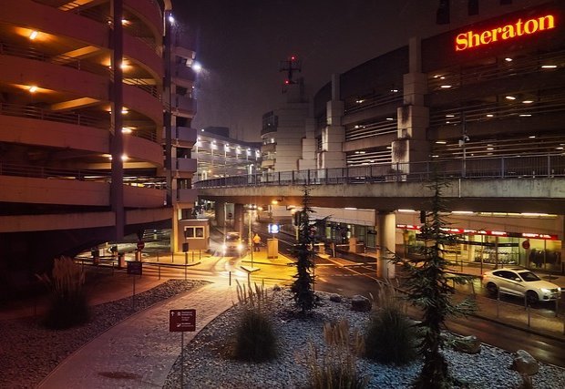 airport hotel advantages and disadvantages